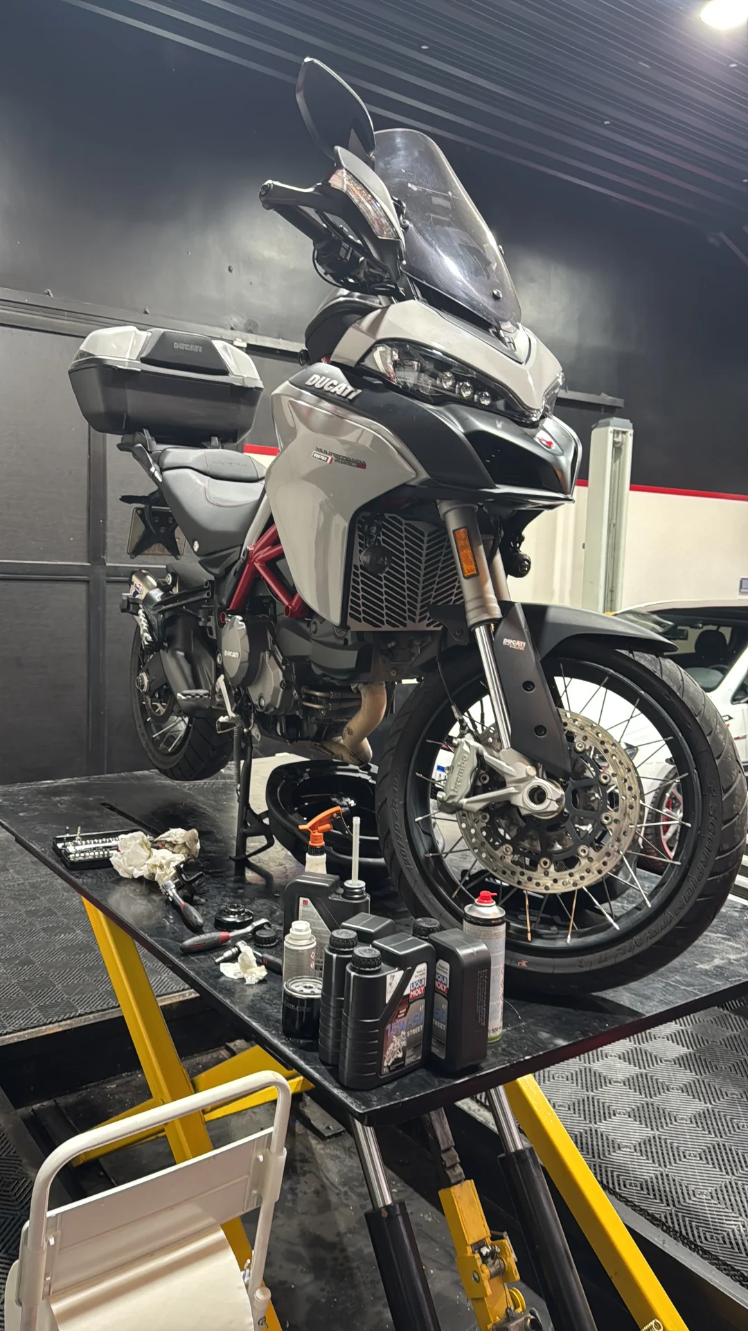 Ducati Multistrada blanca en proceso de service en taller APR